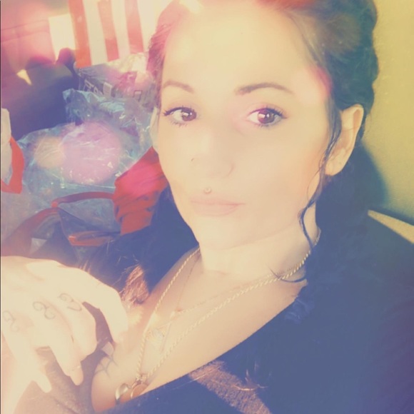 Meet your Posher, Emily🌻☺️💋 - Picture 1 of 2